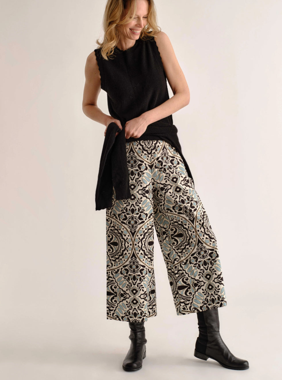 Lou Cashmere Sweater Tank in Noir by Cartolina