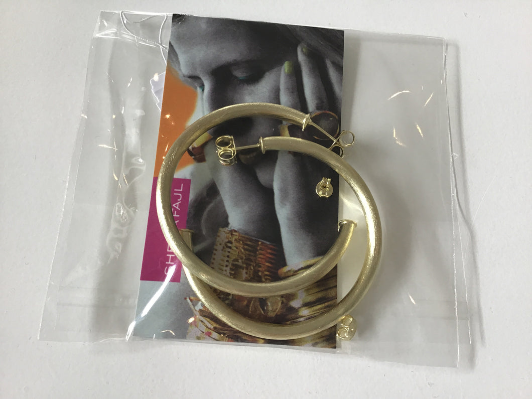 BR1954B smaller everybody’s favorite hoops in Brushed Gold by Sheila Fajl